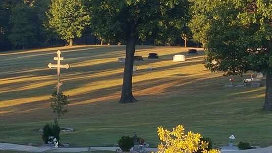 Rolling Oaks memorial park during summer